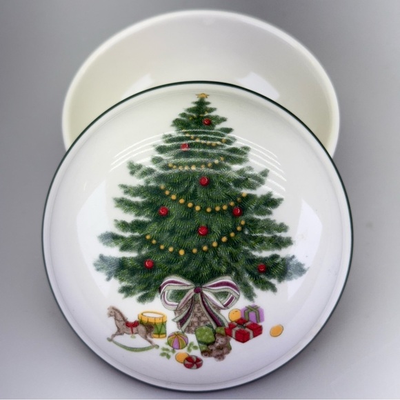 Mikasa Heritage Christmas Story Trinket Dish - Picture 3 of 7
